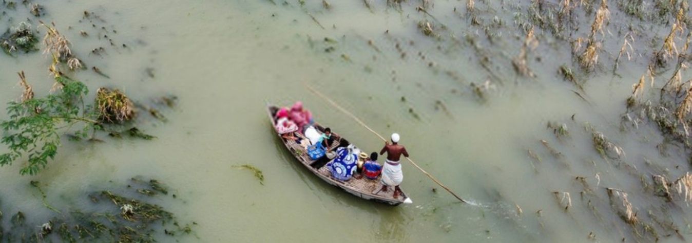 Imagen aérea de balsa en inundaciones Bangladesh