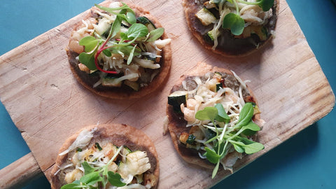 Minipizzas con paté de alcachofa y calabacín