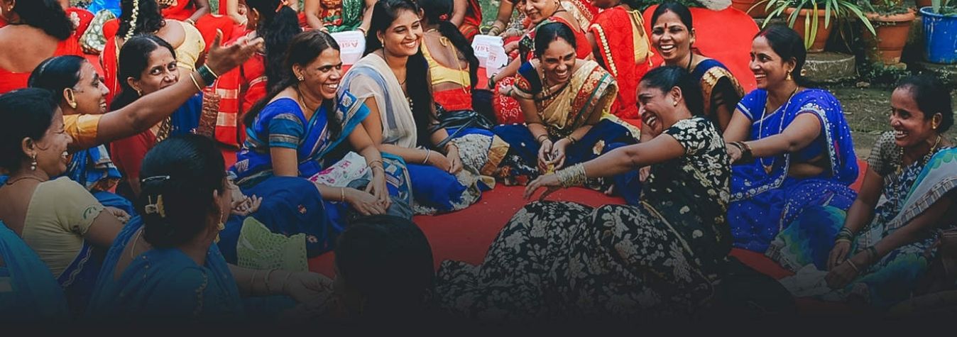 Mujeres felices y empoderadas de la organización de Comercio Justo Creative Handicrafts