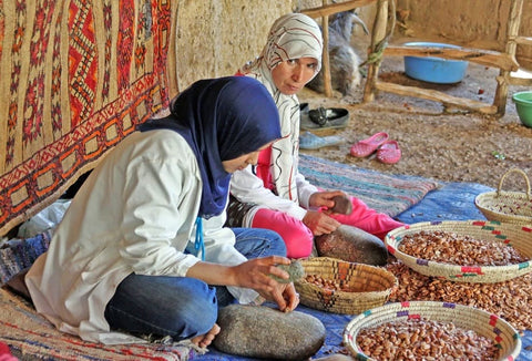 Mujeres marroquís con semillas de árbol de argán