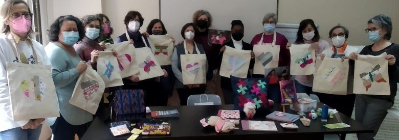 Participantes en el taller de patchwork de SETEM con sus bolsas de Comercio Justo