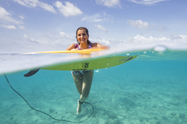 Maya Gabeira (BRA) getting acquainted with her new single fin in the lead up to the 2017 Four Seasons Maldives Surfing Champions Trophy | © WSL / Sean Scott