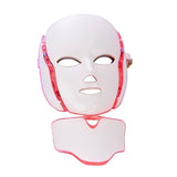 Notre Masque LED le BeautyMask LED, Lumière LED Rouge : Le rouge est la couleur qui pénètre le plus profondément dans la peau (longueur d'onde 630 nm). Elle va stimuler les fibroblastes de la peau et ainsi augmenter la production de collagène et d’élastine responsables de la fermeté du visage. Pour optimiser l'effet anti-âge et perfecteur de peau, le masque est équipé 7 ports galvaniques micro-courants (amovibles). Stimulés électriquement à basse fréquence, les muscles se contractent et aident à tonifier et "lifter" un peu plus la peau.