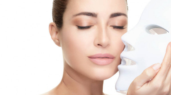 La luminothérapie traite  toutes les imperfections de votre visage. Cette technologie est utilisée par les  Dermatologues et Instituts de Beauté. Aujourd’hui chez vous avec un  Masque LED Visage.