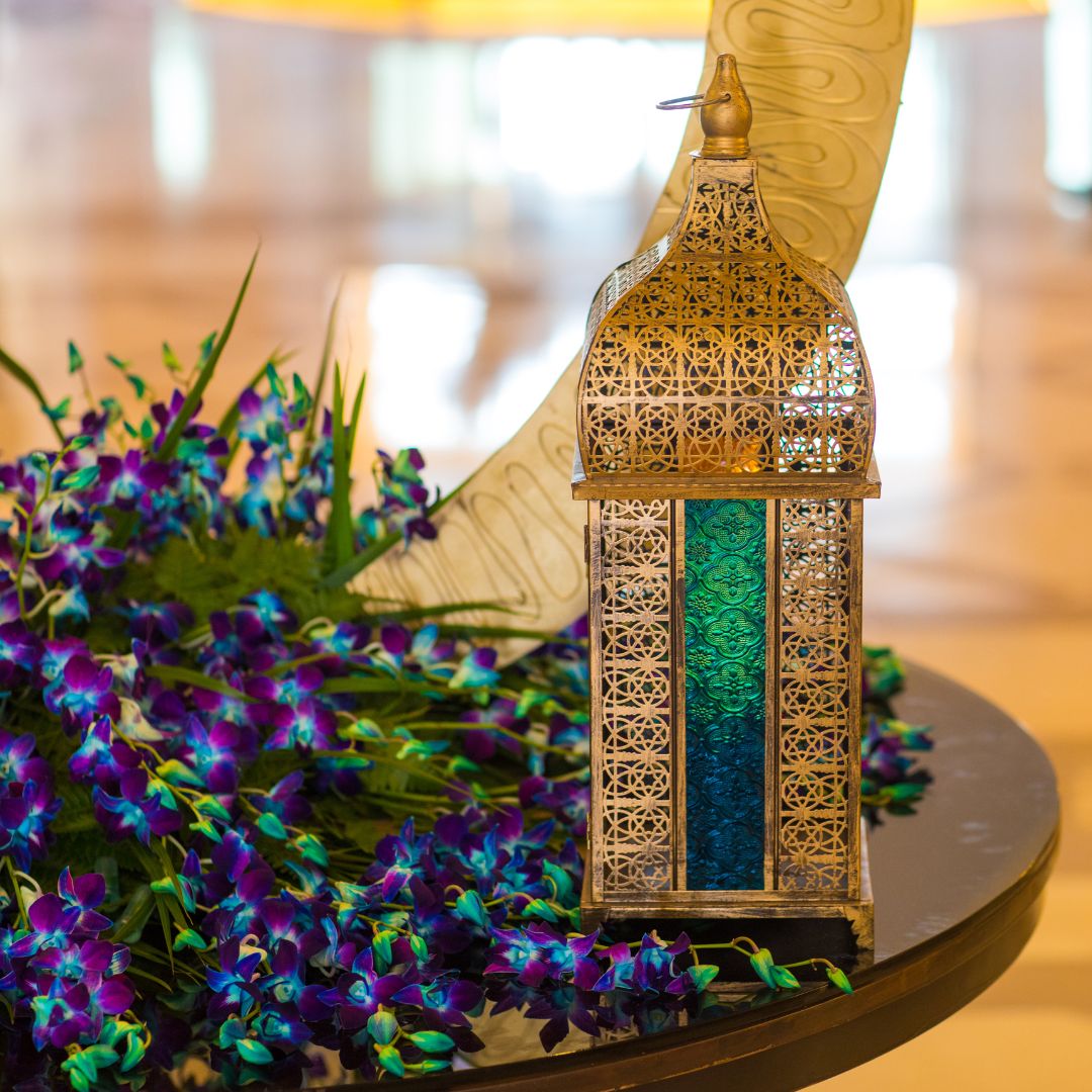 Floral Arrangements with Ramadan Lanterns as Ramadan Decor Ideas