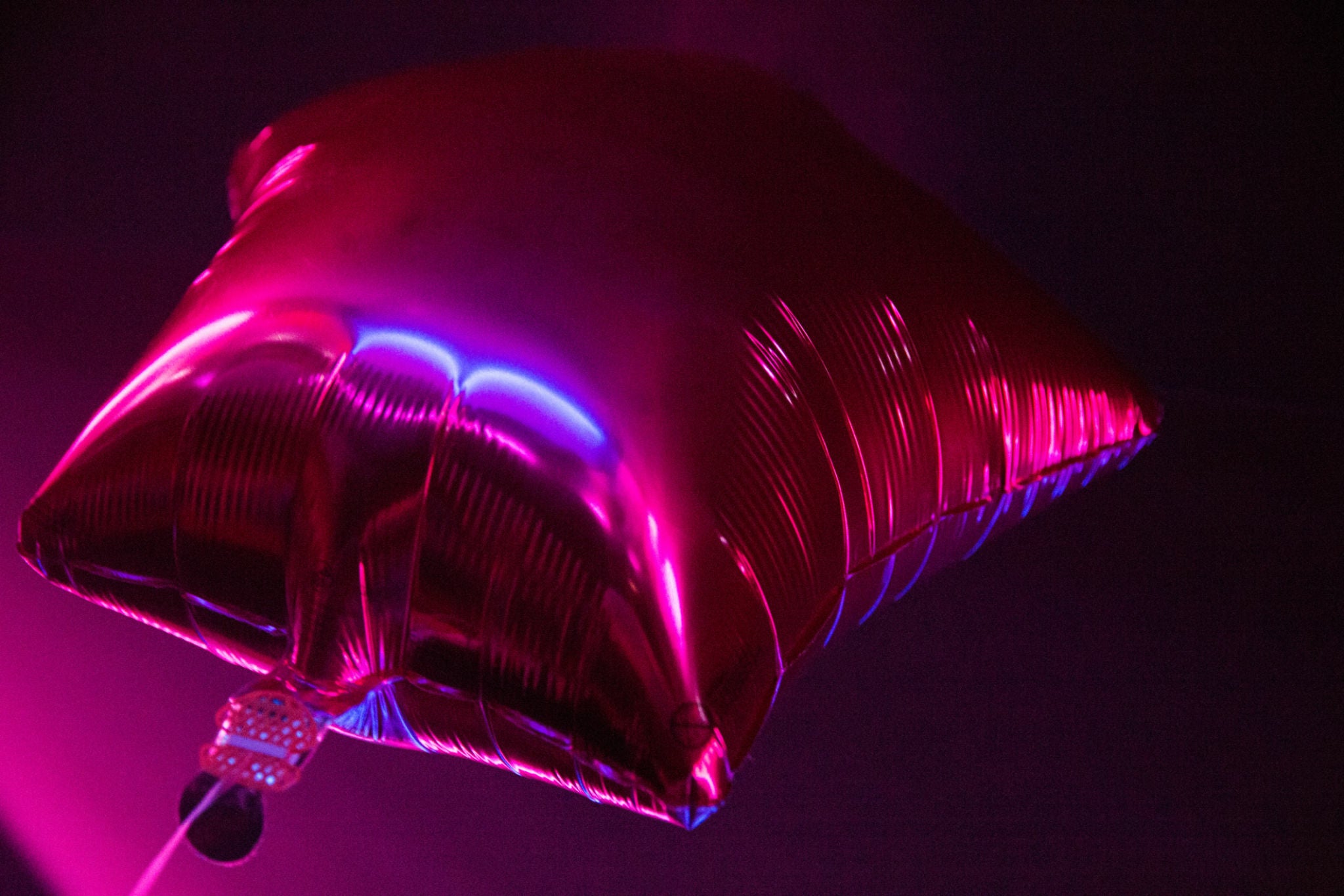 How to Deflate Foil Balloons Without Straw