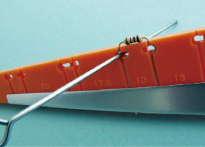 「フォーミング加工棒」を穴に挿しこみ穴が広くなっている側へ部品のリード線を押し広げる