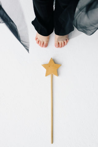 pies descalzos de niño al lado estrella de madera