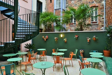Restaurant Bretone à Rennes : tables vertes, l'escalier, arbres