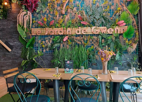 Une image contenant table, meubles, plante d’intérieur, pot de fleurs