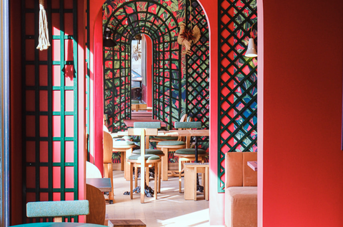 Café St Germain à Rennes : les mures rouges, les portes en forme d'arc