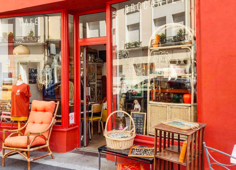 Porte rouge, chaise, table à café