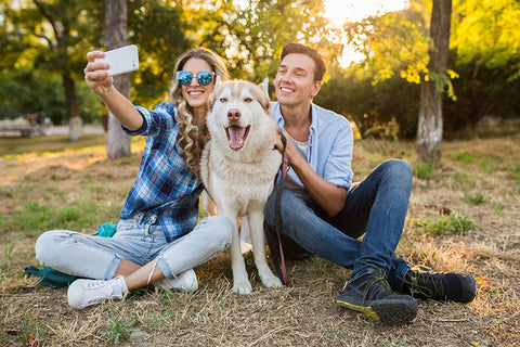 Coppia sorridente che si fa un selfie col cane