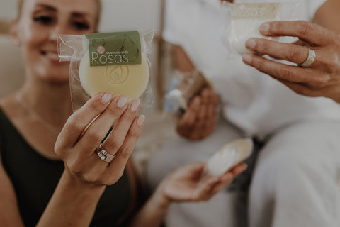 Naturkosmetik Naturschönheit Susanne und Silke zeigen verschiedene Seifen. Jede trägt einen Ring von made-tohuus