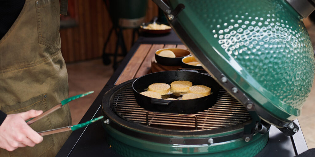 / Big Green Egg kamado roštilj pogodan je za pripremu svih jela: doručka, ručka i večere!. 