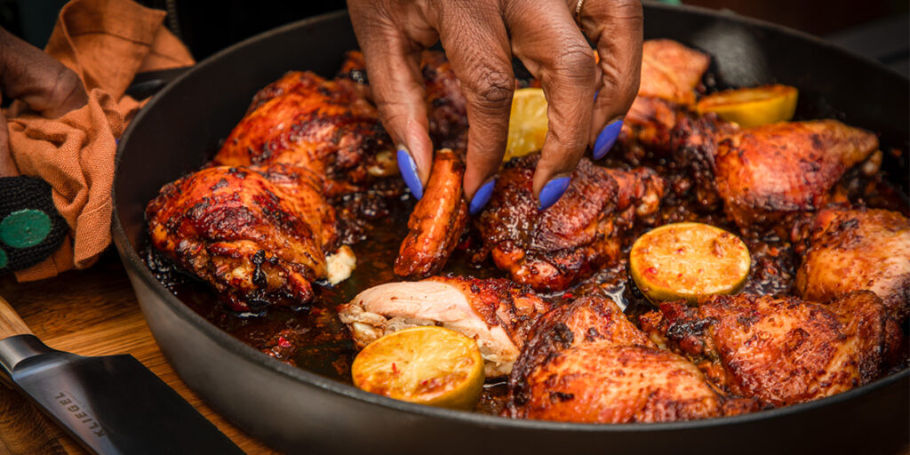 Jerk piletina odlično će se složiti s kukuruznim kruhom pripremljenim u keramičkom kamadu Big Green Egg.