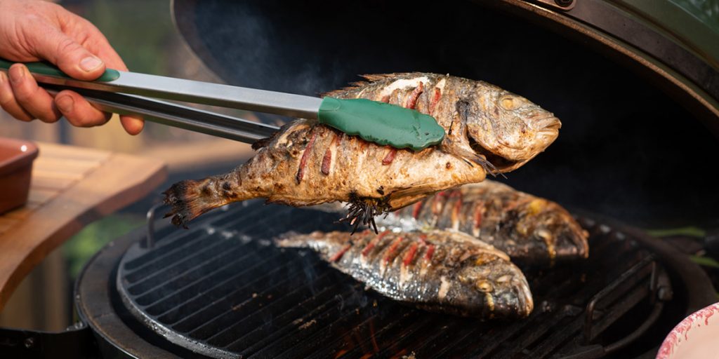 Okretanje ribe u keramičkom roštilju olakšat će Big Green Egg hvataljke sa silikonskim vrhovima.