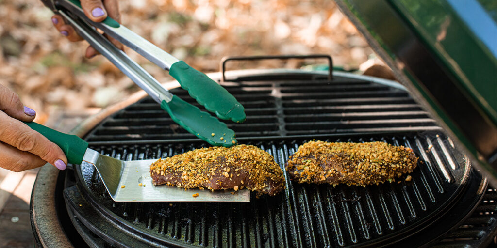 Jerk piletina odlično će se složiti s kukuruznim kruhom pripremljenim u keramičkom kamadu Big Green Egg.