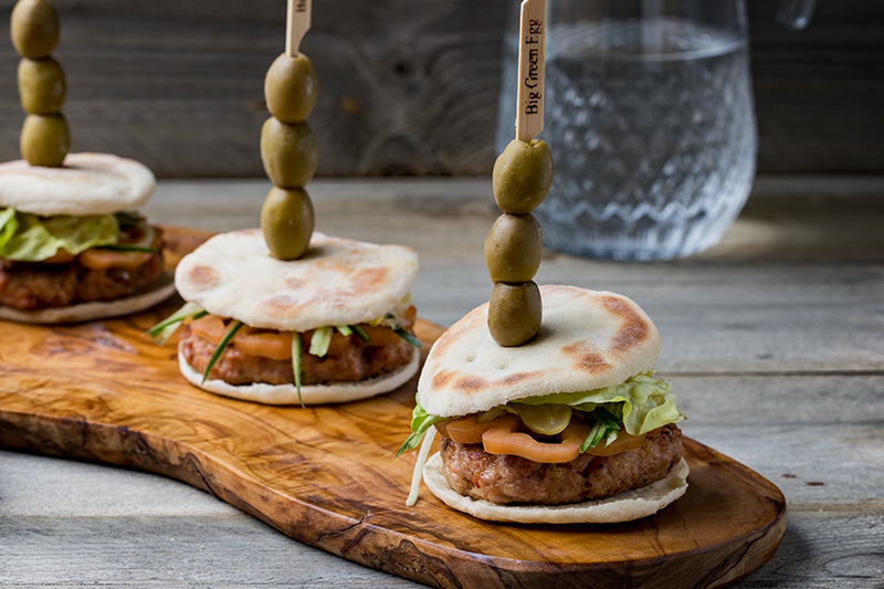 Pileći hamburgeri u lepinji odličan su ručak – a lepinje možete podgrijati i sljedeći dan.