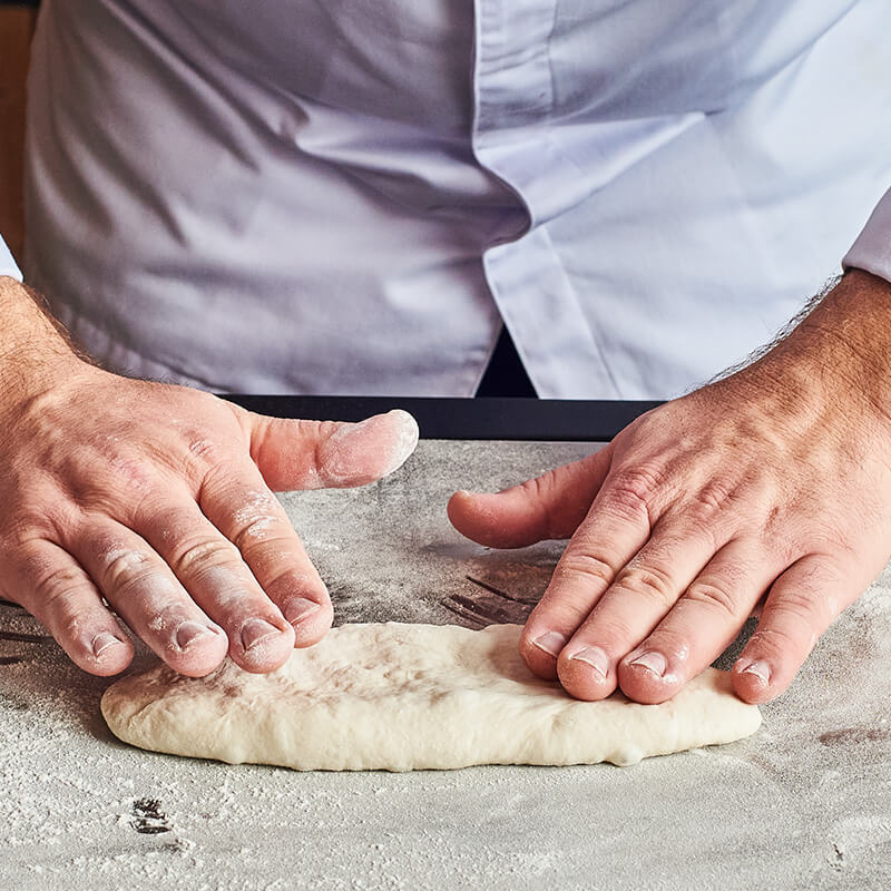 Priprema i oblikovanje kruha od kiselog tijesta. 
