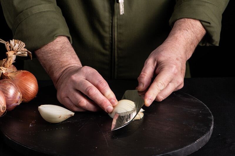 Big Green Egg noževi lako i brzo režu sve sastojke – luk, češnjak, rajčicu!