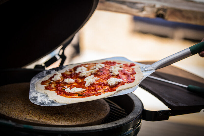 Uz dobar je kamado pizza još ukusnija. Green Egg će Vam pomoći u dostizanju majstorskih razina, a u sigurnom premještanju pizze pomoći će Pizza Peel. 