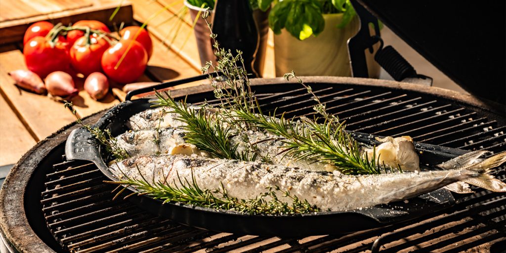 Pripremom skuše u Big Green Egg-u postići ćete očaravajući okus, a sama priprema ribe vrlo je jednostavna.