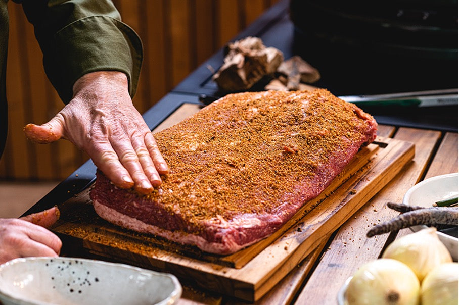 Mariniranje brisketa prije termičke obrade na Big Green Egg-u uz domaći začin