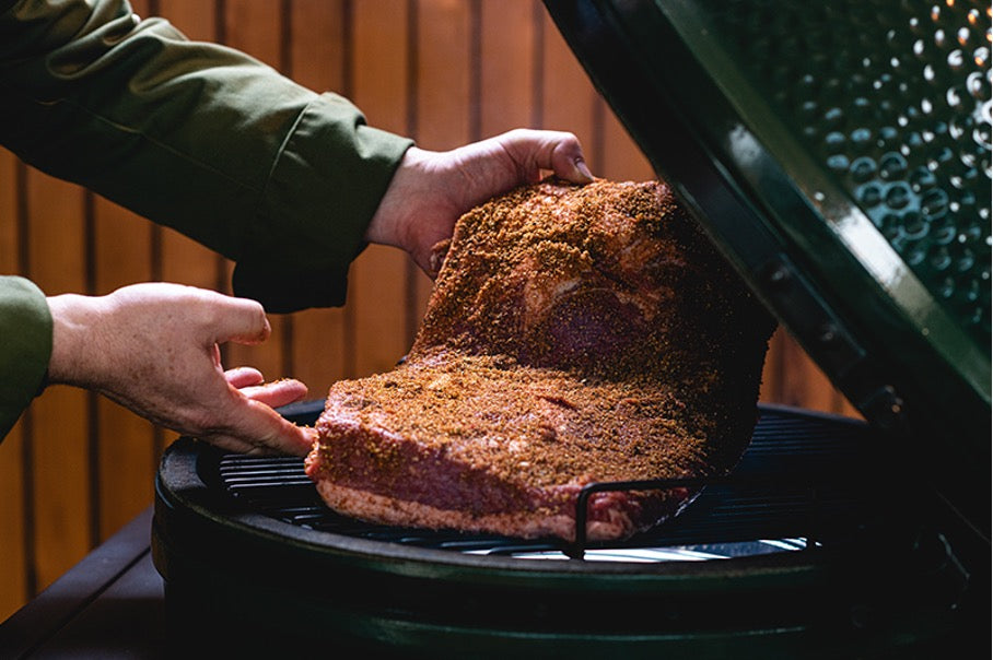 Big Green Egg pripremljen uz convEGGtor i rešetku od nehrđajućeg čelika spreman je za termičku obradu brisketa.