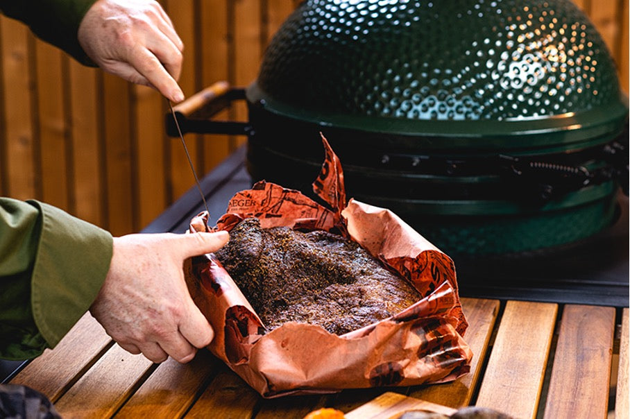 Polugotov brisket (prsa) pospremljena u butcher paper (mesarski papir). Ponovno ih vraćamo u Big Green Egg, na kuhanje