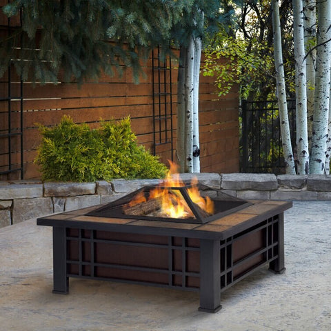 How to organize a lounge area with a fireplace in the backyard