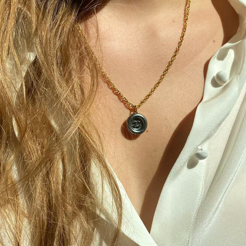 Collier upcyclé Chanel opaque