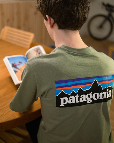 Patagonia T-shirts til dig der mangler den helt rigtige T-shirt hvad end det er til outdoor aktiviteter, så som klatring, skiløb, bjergbestigning eller bare til almene udendøres aktiviteter i naturen.