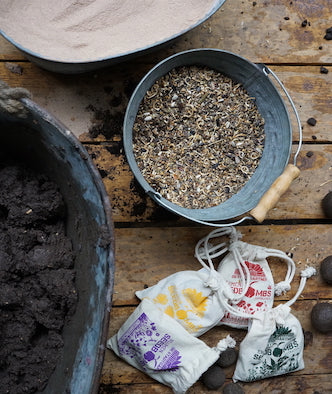 Als Zutaten für Seedbombs brauchst du Erde, Ton und Saatgut