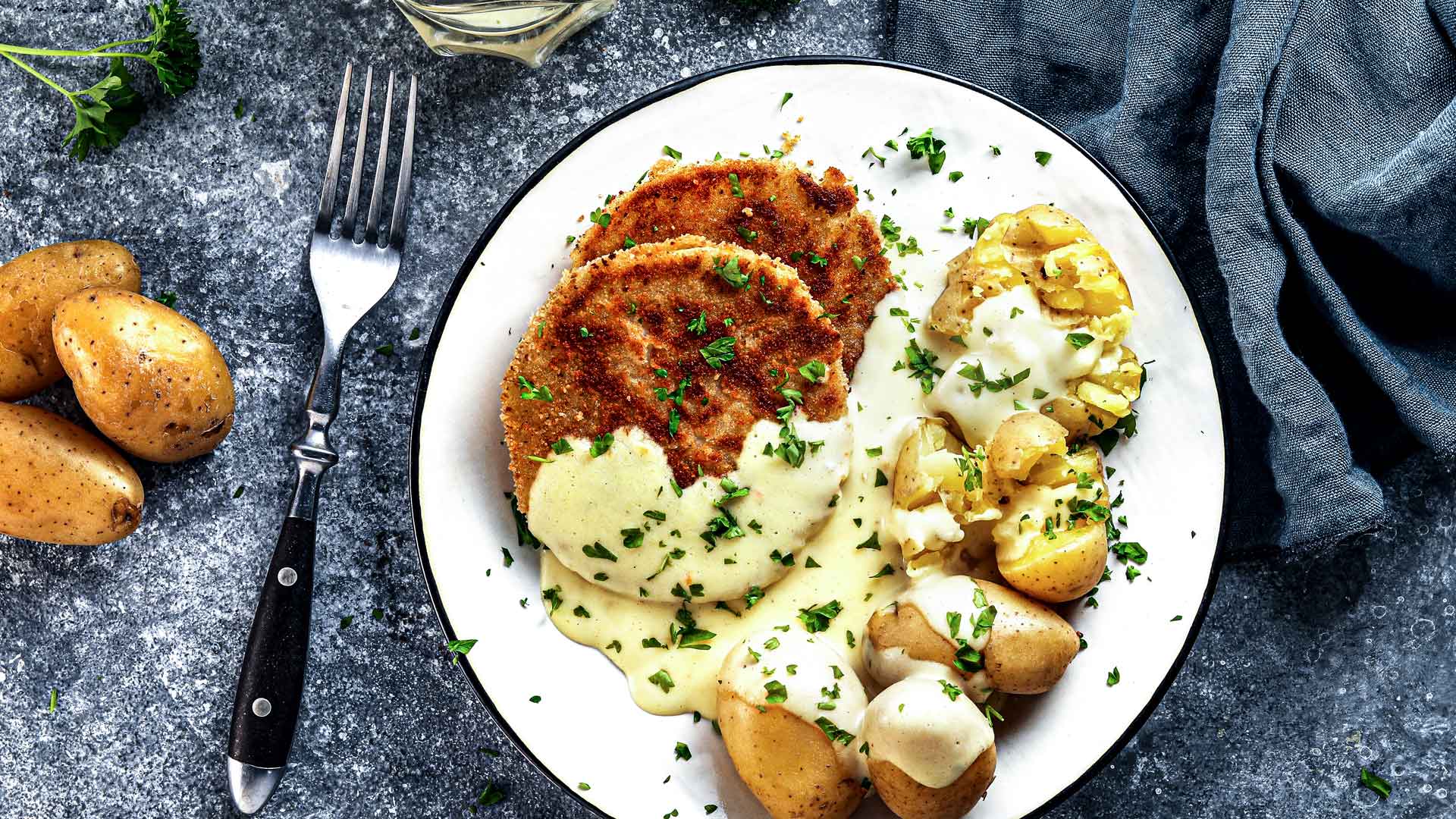 Rezept: Veganes Kohlrabi-Schnitzel mit Frühkartoffeln und Soße Hollondaise