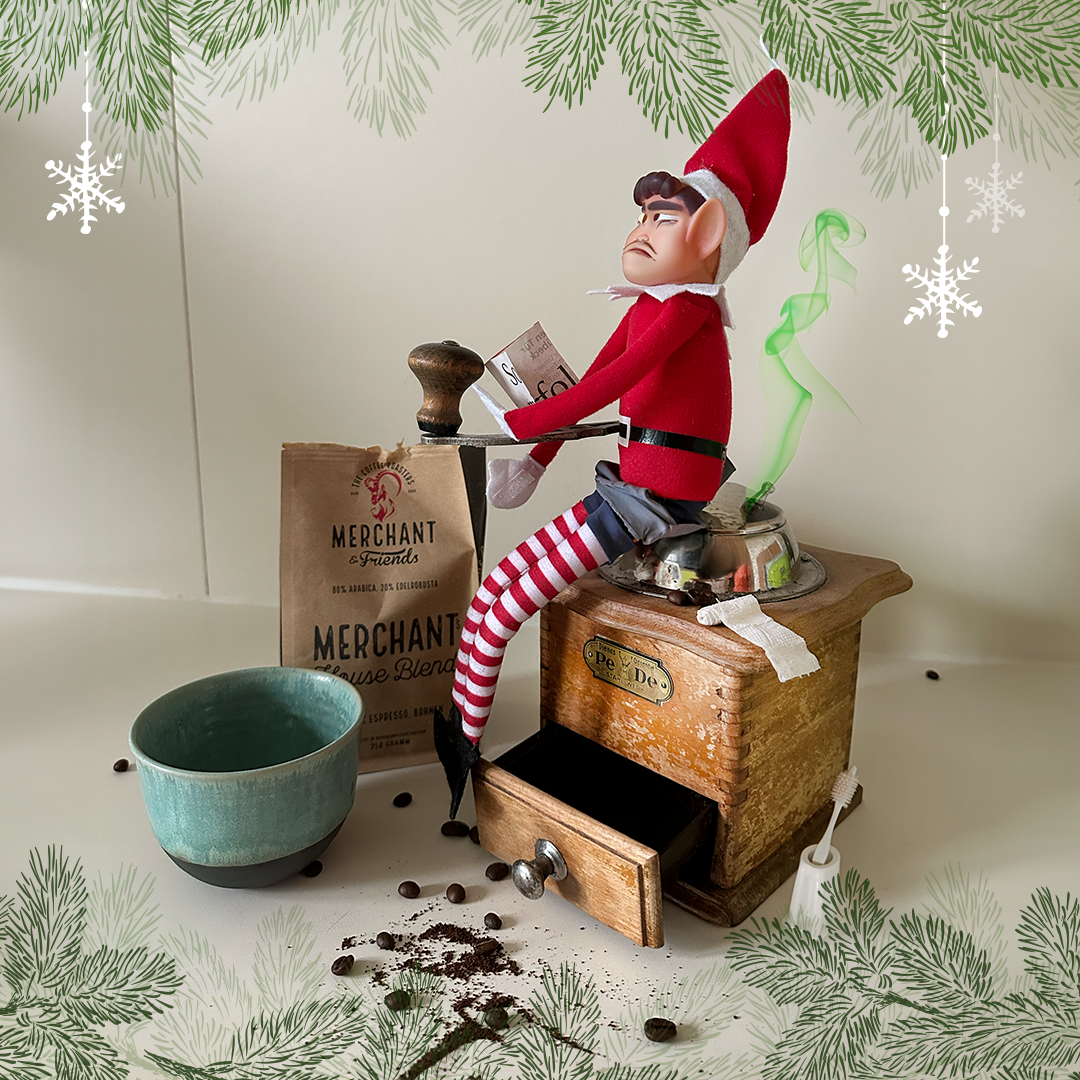 Der Elf on the shelf kackt in eine Kaffeemühle