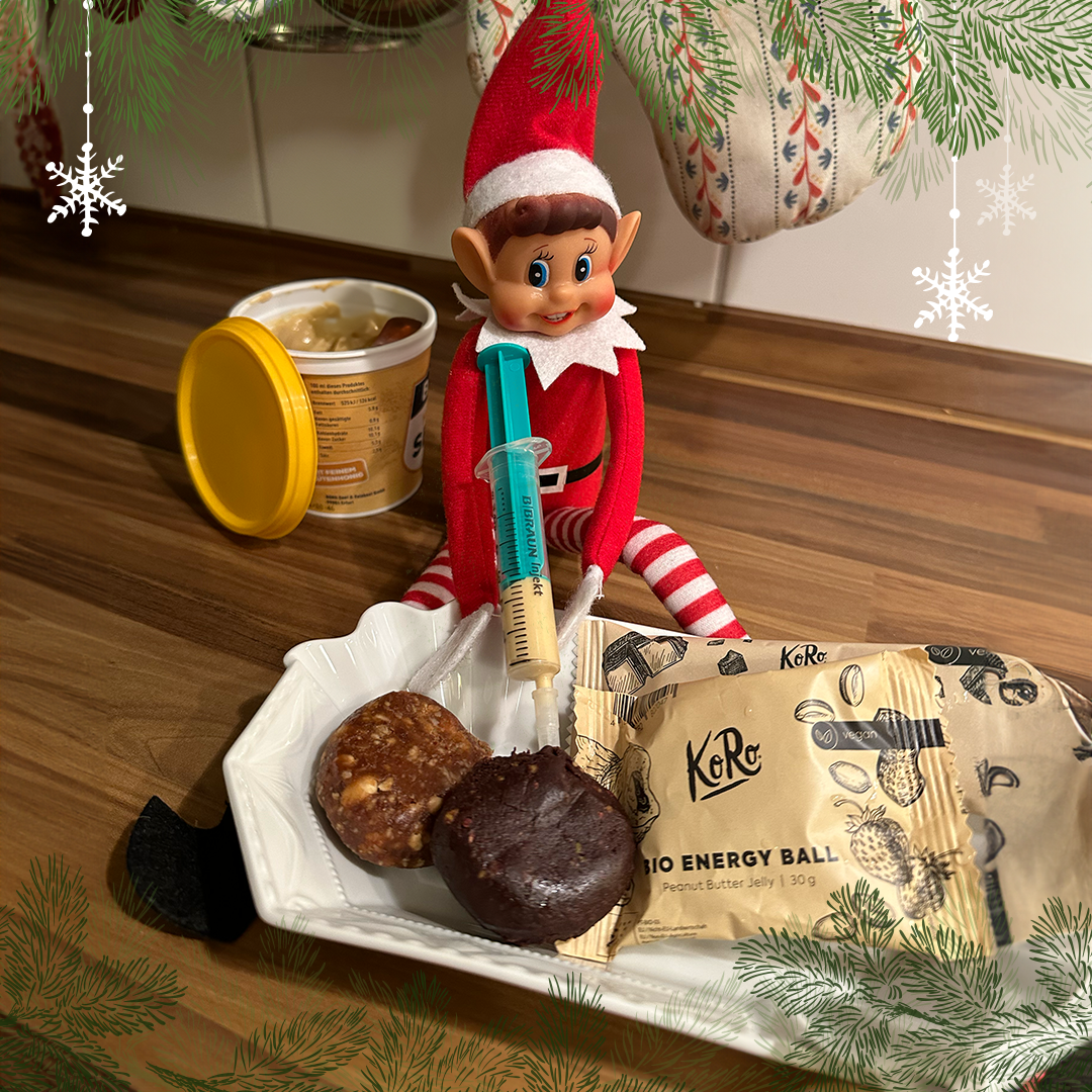 Der Elf on the shelf füllt Kekse mit Senf