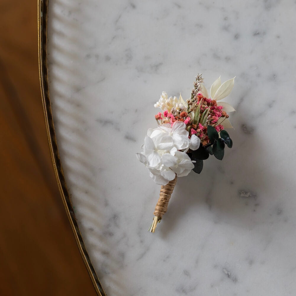Bérénice, notre boutonnière de fleurs raffinée et poétique | Flowrette