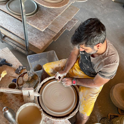 Notre assiette creuse en céramique tournée à la main