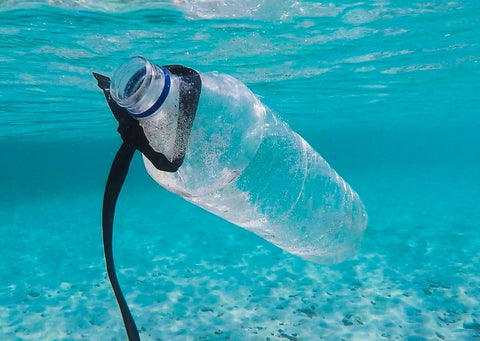 Plastikflasche im Ozean