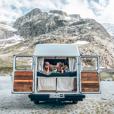 endless footsteps saltatwater shop Frau und Mann im VW Bus