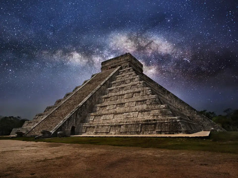 mayan pyramid in chichen itza mexico