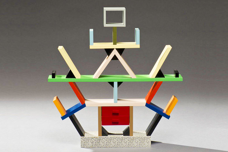 La libreria di Ettore Sottsass rivestita dal laminato di Abet