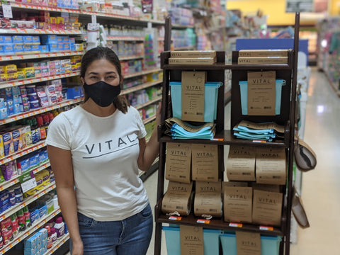 La fundadora de la marca VITAL, Laura Napoli, junto a los productos ya disponibles en SuperMax Plaza Guaynabo.