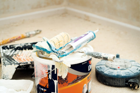 Farben und Lacke können Schadstoffe enthalten, die sich in Innenräumen ausdünsten und gesundheitliche Probleme hervorrufen.