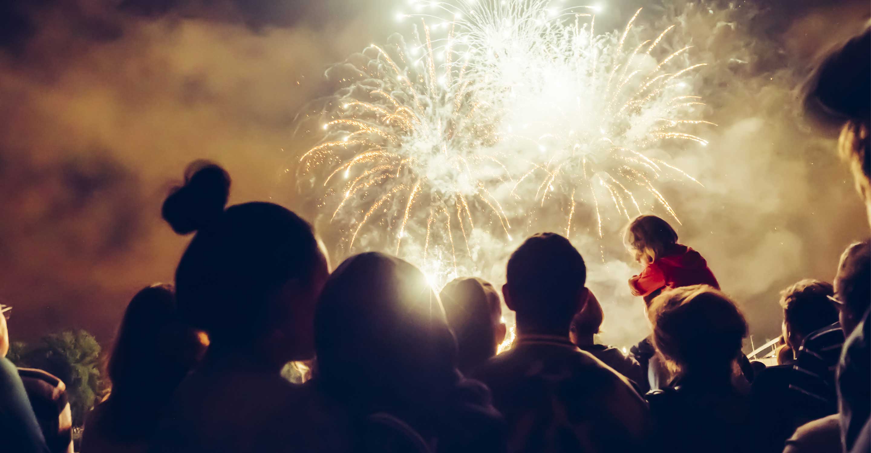 CÓMO LOS FUEGOS ARTIFICIALES OBTIENEN SUS COLORES BRILLANTES