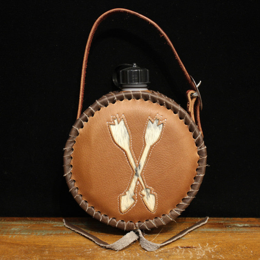 https://cdn.shopify.com/s/files/1/0509/8471/4401/products/Leather-Canteen-Arrows.jpg?v=1681175639&width=1080