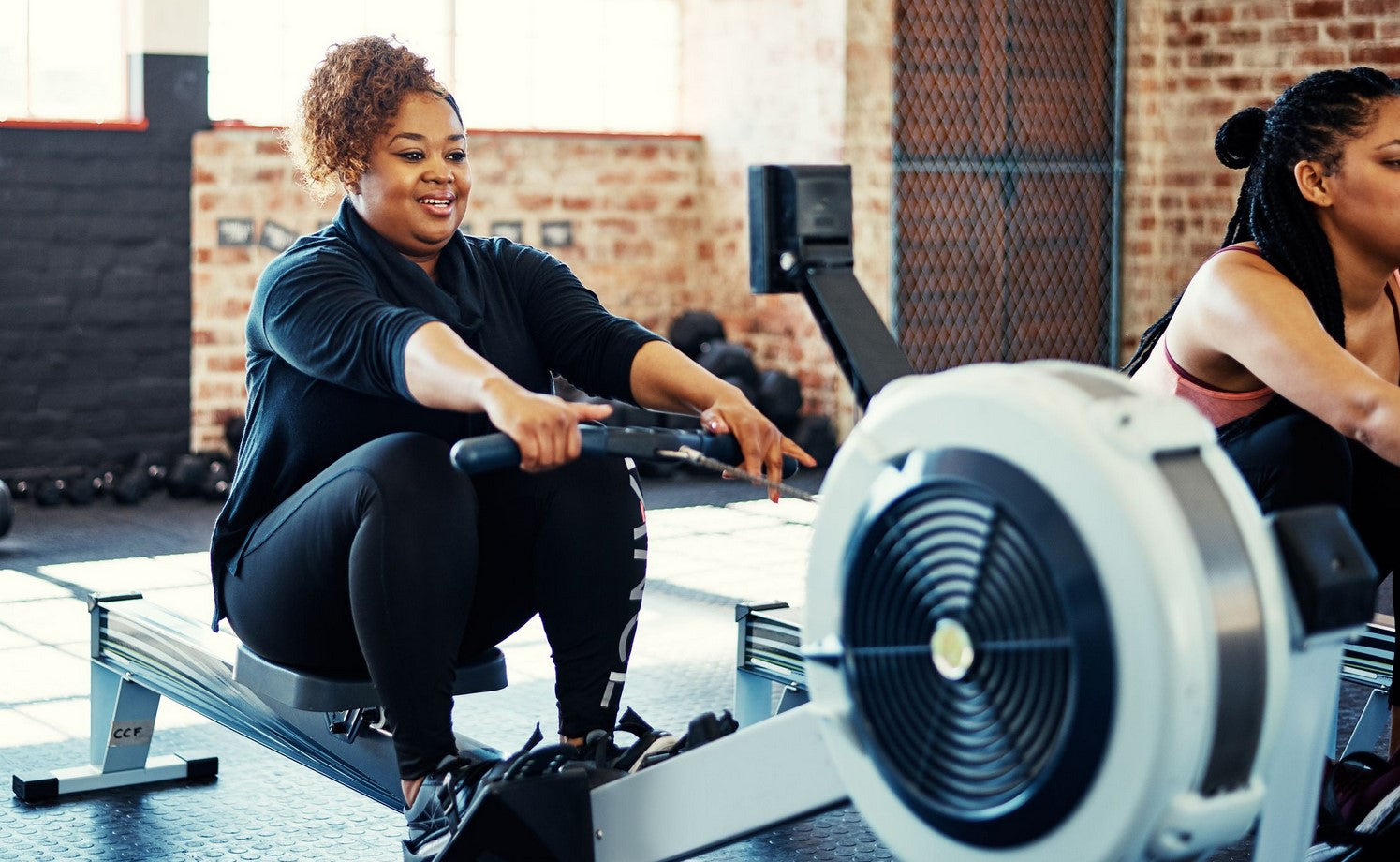 Cómo usar la máquina de remo en el gimnasio