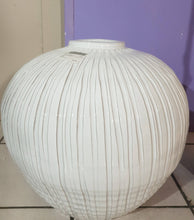 Charger l&#39;image dans la galerie, vase galet en porcelaine blanche - les ateliers croix-rouge

