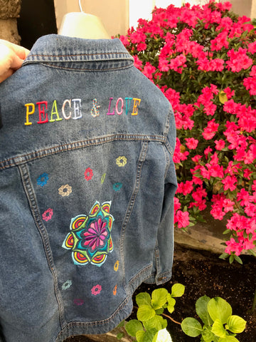 Veste en jean brodée avec inscription, mandala et fleurs multicolores
